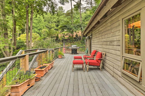 Foto 8 - Tree-lined Cruso Cabin w/ Game Room & Mtn Views