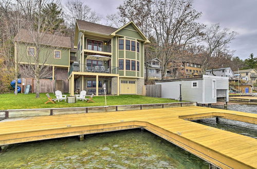 Foto 11 - Charming Lakefront Retreat w/ Dock & Fire Pit