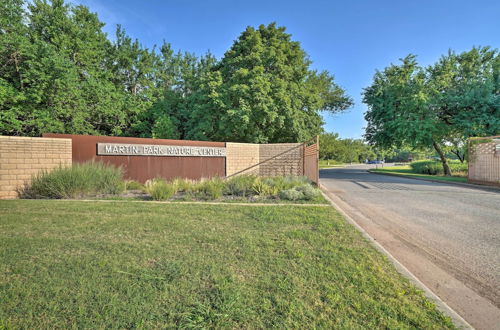 Foto 10 - Elegant NW Oklahoma City Home w/ Spacious Yard