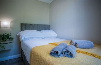 Photo 2 - The Studio - 1 Bedroom Cabin - Amroth