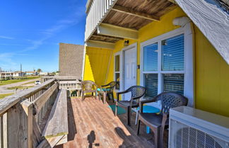 Foto 2 - A-frame Home w/ Deck - 2 Blocks to Surfside Beach