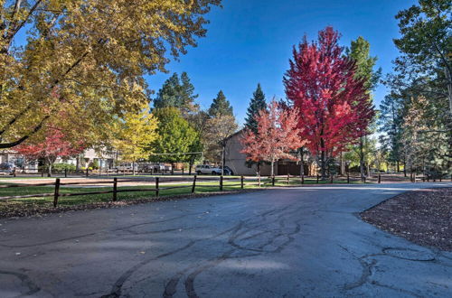 Foto 11 - Pinetop Townhome in Gated Resort w/ Pool & Spa