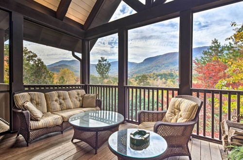 Foto 15 - Stunning Mill Spring Home w/ Mountain Views