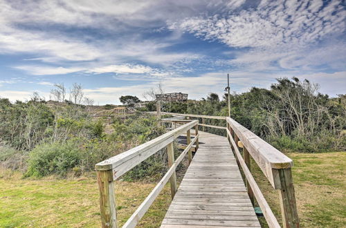 Photo 5 - Chic Condo w/ Ocean Views & Pool - Walk to Beach