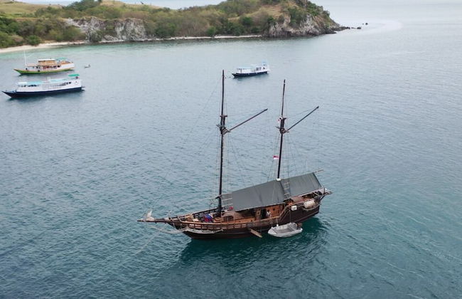 Komodo Pirate Boat - Phinisi Liveaboard - Foto 1