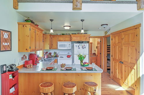 Photo 4 - Bright Klamath Falls Cabin w/ Deck & Mtn Views