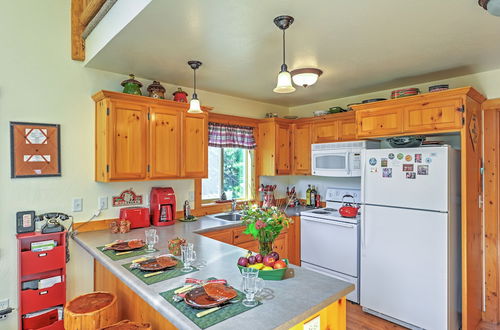 Photo 5 - Bright Klamath Falls Cabin w/ Deck & Mtn Views