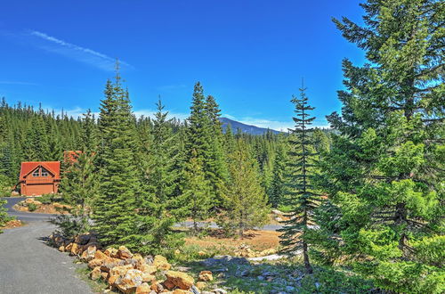 Photo 9 - Bright Klamath Falls Cabin w/ Deck & Mtn Views