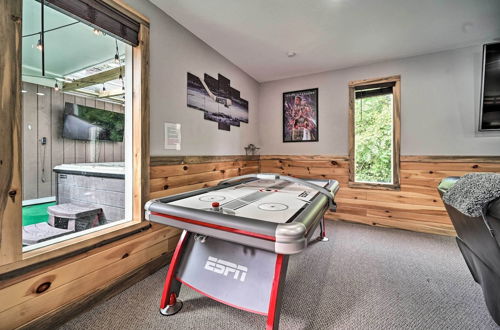 Photo 31 - Kodak Family Cabin: Game Room, Hot Tub & Mini Golf