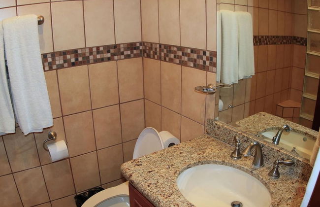 Hotel room-style ocean-view unit in Flamingo with pool - Foto 9