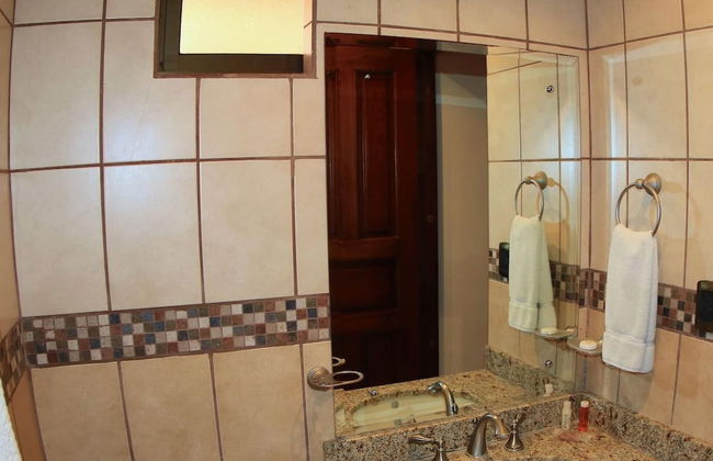 Hotel room-style ocean-view unit in Flamingo with pool - Foto 11