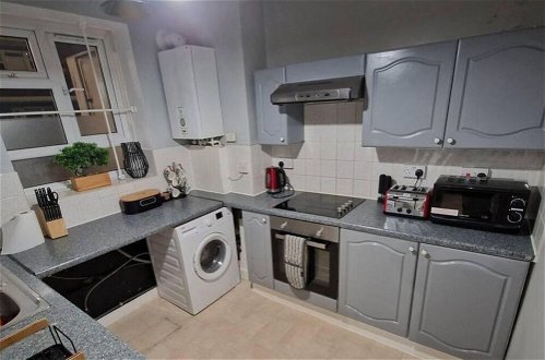 Photo 12 - Charming Three Bedroom 5 Double Bed Apt in London