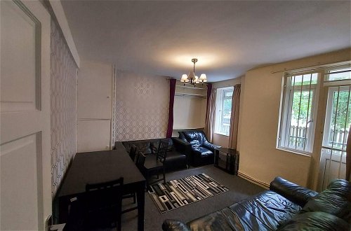 Photo 13 - Charming Three Bedroom 5 Double Bed Apt in London