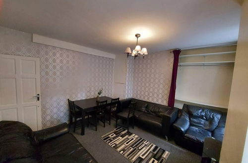 Photo 14 - Charming Three Bedroom 5 Double Bed Apt in London