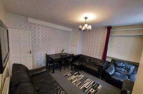 Photo 18 - Charming Three Bedroom 5 Double Bed Apt in London