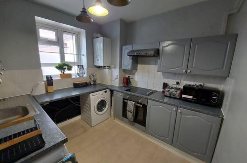 Photo 9 - Charming Three Bedroom 5 Double Bed Apt in London