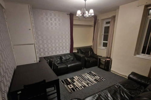 Photo 14 - Charming Three Bedroom 5 Double Bed Apt in London