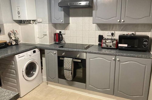 Photo 10 - Charming Three Bedroom 5 Double Bed Apt in London