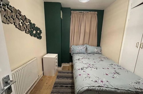 Photo 2 - Charming Three Bedroom 5 Double Bed Apt in London