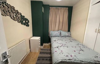 Photo 2 - Charming Three Bedroom 5 Double Bed Apt in London