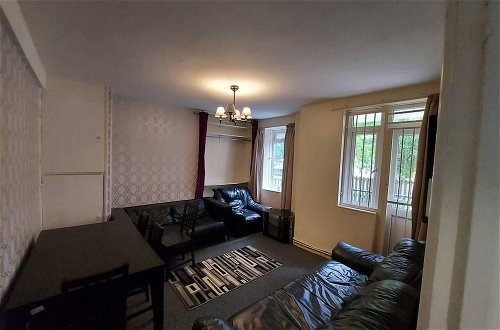 Photo 19 - Charming Three Bedroom 5 Double Bed Apt in London