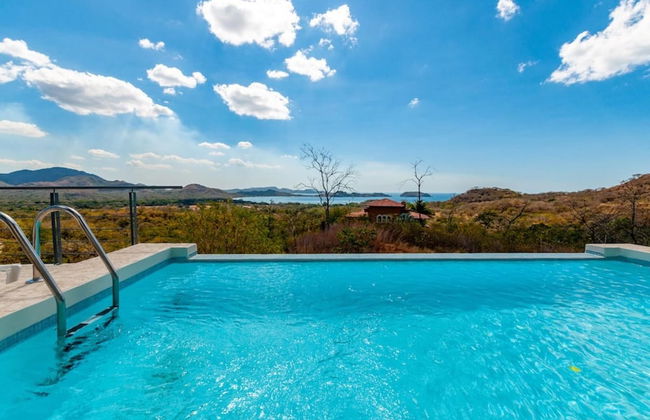 Modern Hillside Home with Sleek Interiors and Panoramic Poolside Views - Foto 19