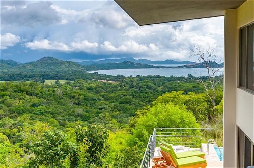 Foto 12 - Big, Ultramodern Hillside Home With Private Pool and Endless Ocean Views
