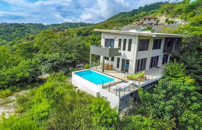 Modern Hillside Home with Sleek Interiors and Panoramic Poolside Views - Foto 39