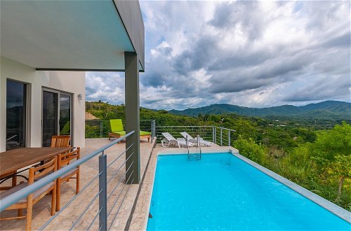 Foto 26 - Big, Ultramodern Hillside Home With Private Pool and Endless Ocean Views