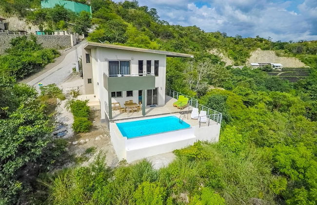 Modern Hillside Home with Sleek Interiors and Panoramic Poolside Views - Foto 42