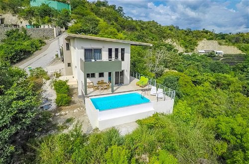 Foto 42 - Big, Ultramodern Hillside Home With Private Pool and Endless Ocean Views