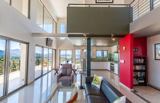 Modern Hillside Home with Sleek Interiors and Panoramic Poolside Views - Foto 10