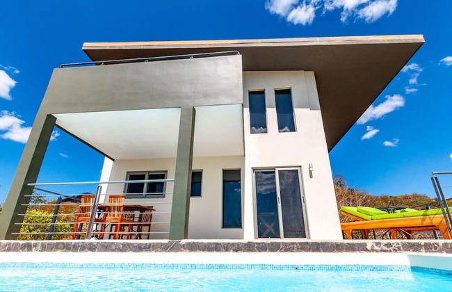Modern Hillside Home with Sleek Interiors and Panoramic Poolside Views - Foto 20