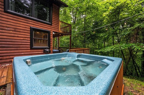 Foto 62 - Sugar Bear Cabin with Hot Tub