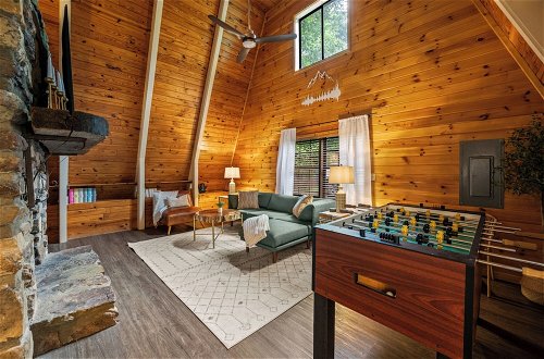 Foto 36 - Sugar Bear Cabin with Hot Tub