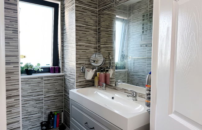 Canary Wharf two Bedroom Apartment - Photo 20