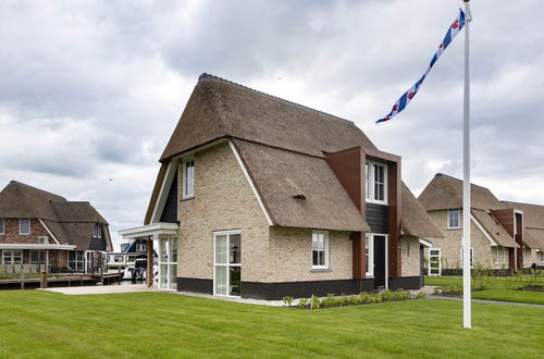 Photo 19 - Luxury Villa With a Sauna, at the Tjeukemeer