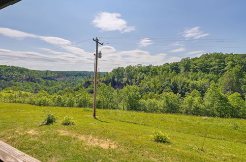 Foto 15 - Idyllic Beattyville Cabin Rental w/ Stunning Views