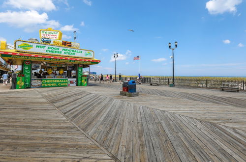 Foto 16 - Sunny Seaside Heights Retreat: Walkable Location