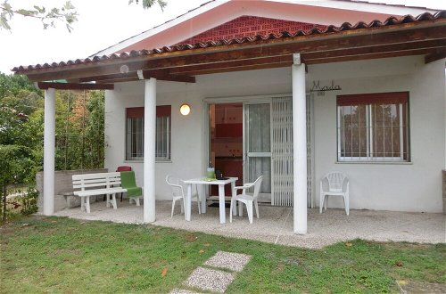 Foto 1 - Comfy Villa With Private Garden and Parking