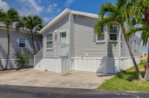 Foto 9 - Cozy Jensen Beach Home: Pool Access, Walk to Beach