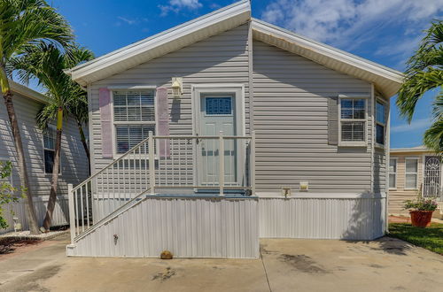 Photo 18 - Cozy Jensen Beach Home: Pool Access, Walk to Beach