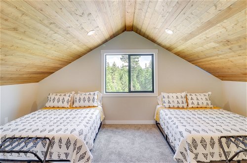 Foto 3 - Beautiful Lakeside Cabin w/ Mountain View, Hot Tub