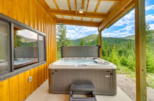 Foto 16 - Beautiful Lakeside Cabin w/ Mountain View, Hot Tub