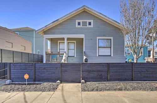 Photo 12 - Cozy Beach Bungalow Near Galveston Seawall & Pier