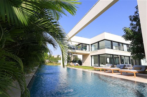 Foto 59 - Luxurious Coastal Villa w Pool & Garden