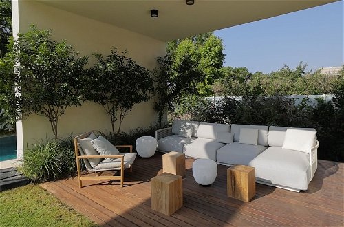 Foto 44 - Luxurious Coastal Villa w Pool & Garden