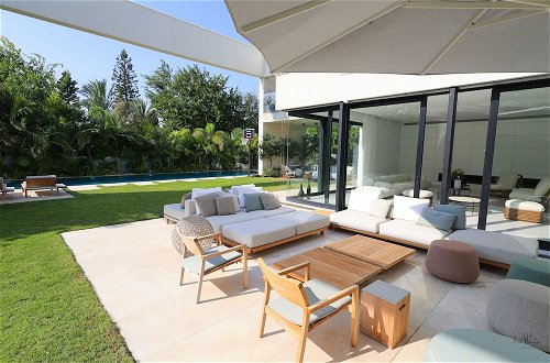 Foto 39 - Luxurious Coastal Villa w Pool & Garden