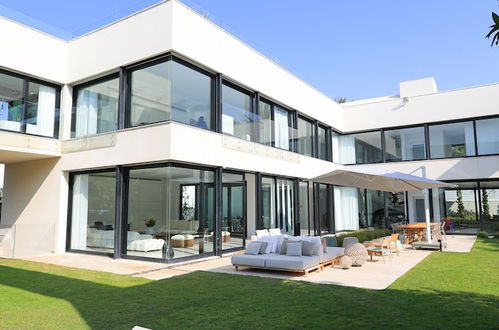 Foto 34 - Luxurious Coastal Villa w Pool & Garden