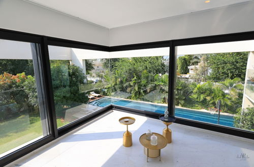 Foto 45 - Luxurious Coastal Villa w Pool & Garden